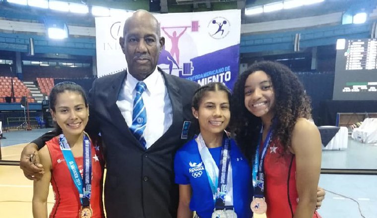 Atletas panameñas con sus medallas. Atletas panameñas con sus medallas. Foto @Pandeportes
