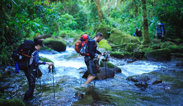 Los ríos y quebradas forman parte del paisaje natural que se encuentra entre las Tierras Altas chiricanas y la provincia de Bocas del Toro. Durante años, nativos y campesinos han explorado esta jungla. Los ríos y quebradas forman parte del paisaje natural que se encuentra entre las Tierras Altas chiricanas y la provincia de Bocas del Toro. Durante años, nativos y campesinos han explorado esta jungla. Cortesía RatRace