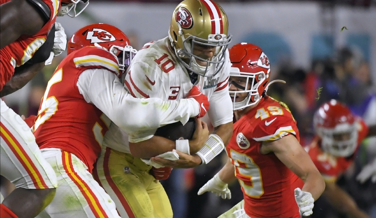 4. Frank Clark (izq.) atrapa a Jimmy Garoppolo del San Francisco. 4. Frank Clark (izq.) atrapa a Jimmy Garoppolo del San Francisco.