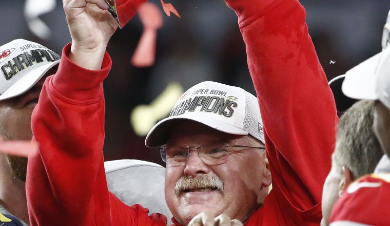5. Andy Reid coach de los Chiefs, levanta el trofeo Vince Lombardi. 5. Andy Reid coach de los Chiefs, levanta el trofeo Vince Lombardi.