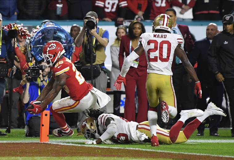 6. Damien Williams corre para anotar un touchdown contra los 49ers. 6. Damien Williams corre para anotar un touchdown contra los 49ers.