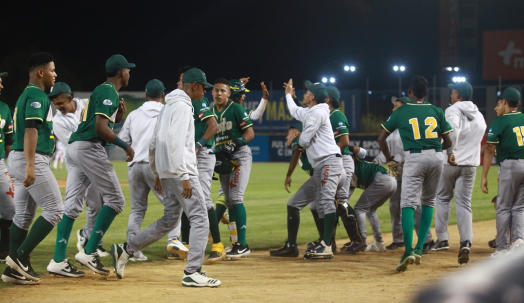 Coclé y Panamá Oeste tienen la serie semifinal empatada a 3-3. Coclé y Panamá Oeste tienen la serie semifinal empatada a 3-3. Fedebeis