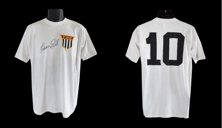 Camiseta, usada y firmada por Pelé. Camiseta, usada y firmada por Pelé. EFE