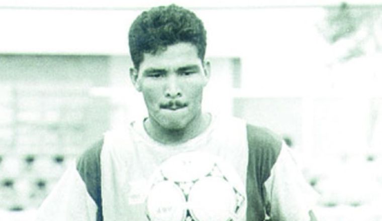 3- Rommel Fernández controla el balón 3- Rommel Fernández controla el balón