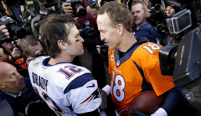 Tom Brady con los Patriotas y Peyton Manning con los Broncos. Tom Brady con los Patriotas y Peyton Manning con los Broncos. AP
