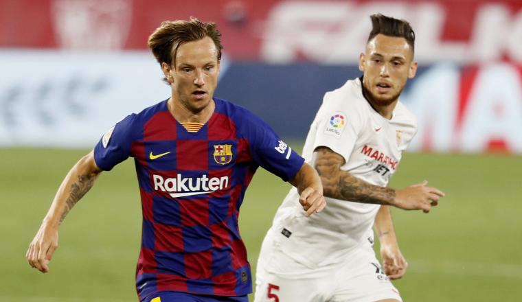 Rakitic del Barcelona y Lucas Ocampos del Sevilla. Rakitic del Barcelona y Lucas Ocampos del Sevilla. Foto: EFE