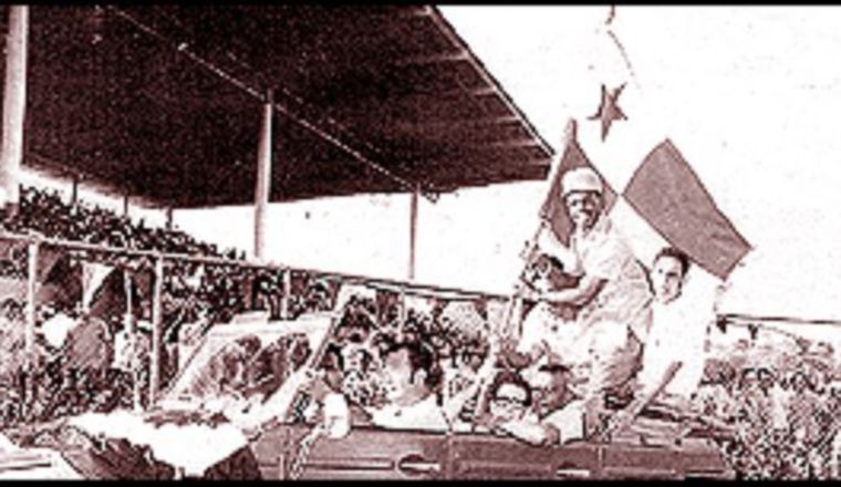 37729878.jpg Ernesto 'Ñato' Marcel, cuando ganó el título pluma es paseado por el hipódromo Presidente Remón.
