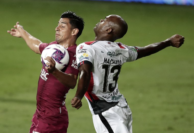 6- Saprissa se llevó el título ante Alajuelense. 6- Saprissa se llevó el título ante Alajuelense. Fotos: Efe