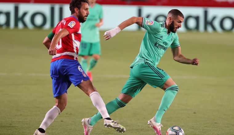Benzema del Real Madrid (der.) y Germán Sánchez del Granada. Benzema del Real Madrid (der.) y Germán Sánchez del Granada. Foto:EFE