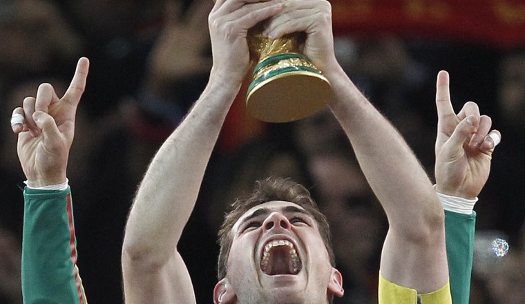 Iker Casillas levanta el trofeo como campeón del mundo. Iker Casillas levanta el trofeo como campeón del mundo. Foto:EFE