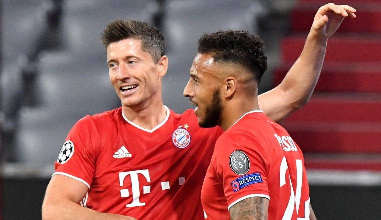 Lewandowski (izq.) goleador del Bayern Foto:EFE