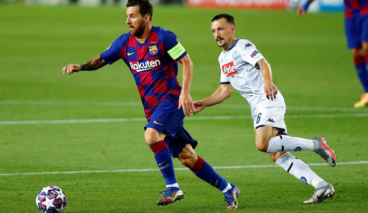 38316876.jpg Messi del Barcelona ¿ (izq.) conduce el balón. Foto:EFE
