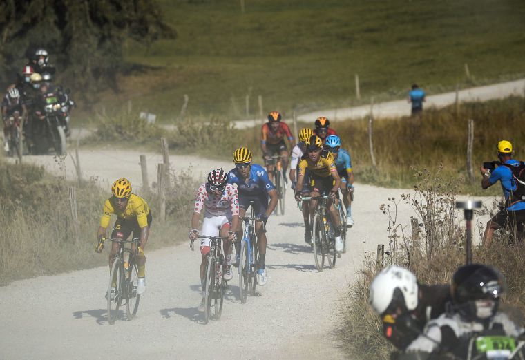 6 Un grupo de ciclista durante un tramo de la etapa que no tenía pavimento 6 Un grupo de ciclista durante un tramo de la etapa que no tenía pavimento