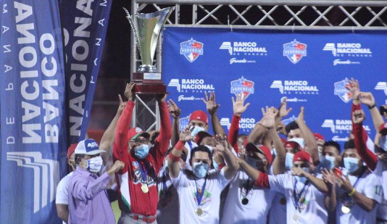 Carlos Louis levanta la copa de campeón. Carlos Louis levanta la copa de campeón. Foto:Fedebeis