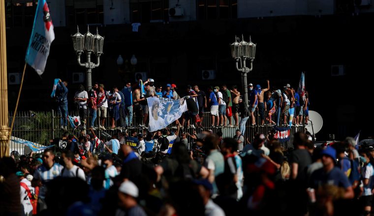 Simpatizantes de Maradona expresan su afecto. Simpatizantes de Maradona expresan su afecto. Foto:EFE