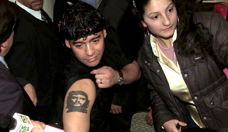 Maradona con su tatuaje del 'Che' Guevara. Maradona con su tatuaje del 'Che' Guevara. Foto:EFE