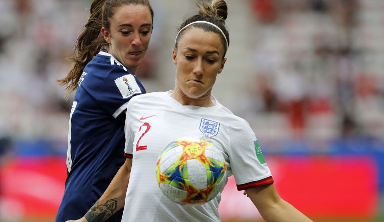 Lucy Bronze (der.) de Inglaterra. Foto:EFE