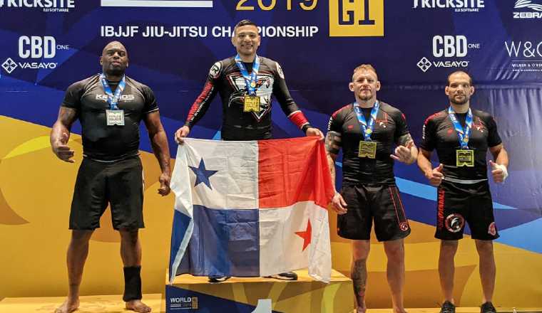39638911_0.jpg Leonardo González con la bandera de Panamá. Foto:Cortesía