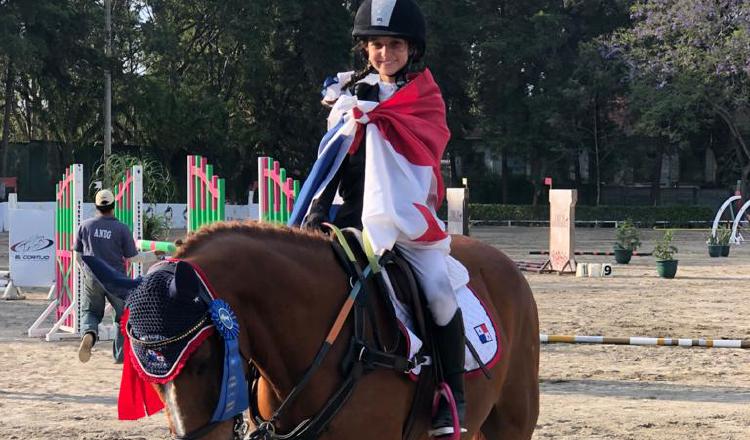 Sofía Ruiz con la bandera panameña. Sofía Ruiz con la bandera panameña. Foto: Cortesía