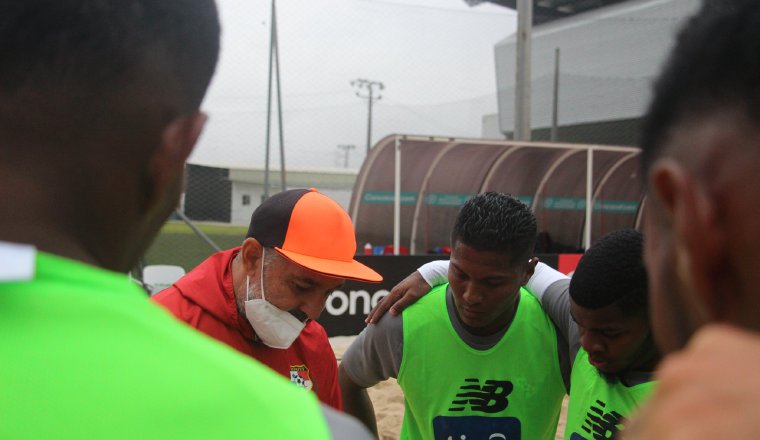 Shubert Pérez da algunas instrucciones. Shubert Pérez da algunas instrucciones. Foto:Fepafut