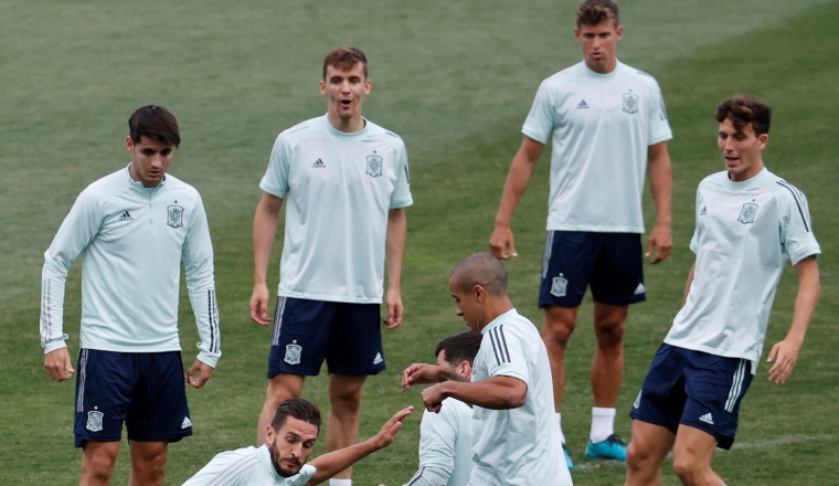 Jugadores de España se preparan para su juego ante Suiza. Jugadores de España se preparan para su juego ante Suiza. Foto:EFE