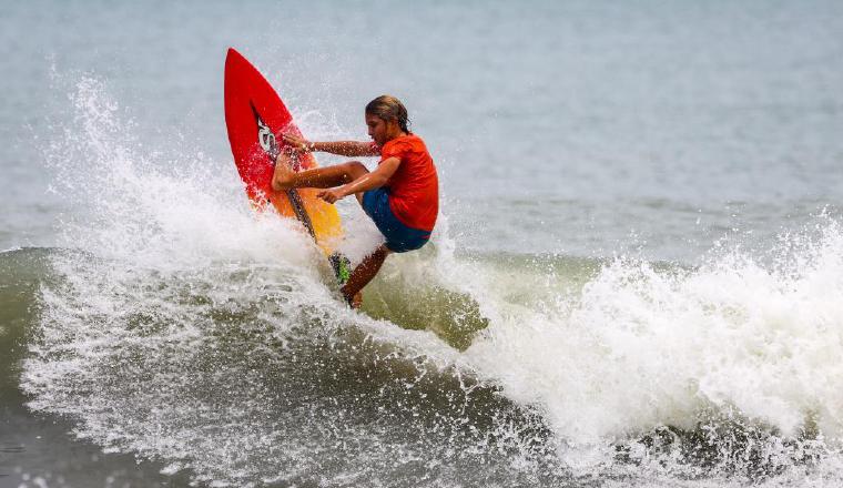 Los surfistas son exigidos por las olas. Los surfistas son exigidos por las olas. Foto: Cortesía
