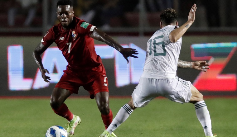 'Puma' Rodríguez conduce el balón ante José Ramírez de México. 'Puma' Rodríguez conduce el balón ante José Ramírez de México. Foto:EFE