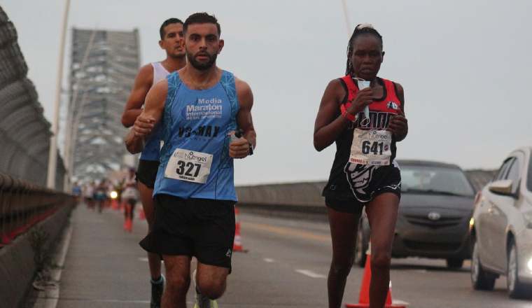 Margareth Toroitich (der.) Margareth Toroitich (der.) Running from Panama