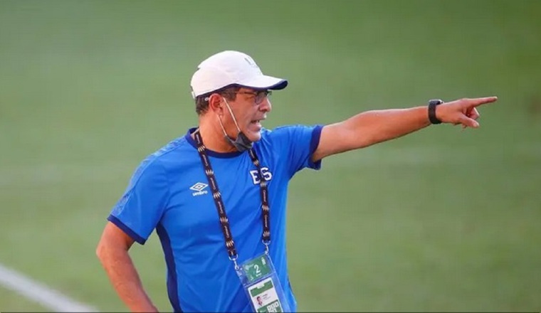 42418626.jpg Hugo Pérez, técnico de El Salvador. Foto:Twitter