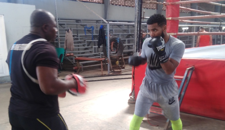 42426717.jpg Jezreel Corrales (der.)
