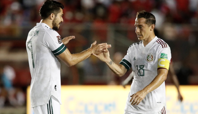 Henry Martínez (i) y Andrés Guardado de México. Henry Martínez (i) y Andrés Guardado de México. Foto.EFE