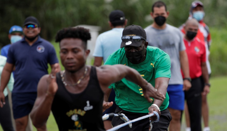 Jerry Holness durante las clínicas en Panamá. Jerry Holness durante las clínicas en Panamá. Foto:EFE