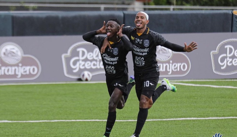 Alexis Palacios del CAI (izq.) festeja uno de sus goles. Foto:Fepafut Alexis Palacios del CAI (izq.) festeja uno de sus goles. Foto:Fepafut
