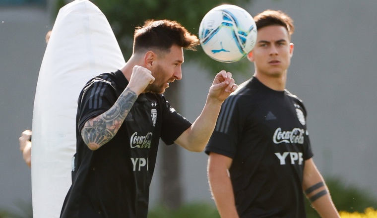 42756654.jpg Messi y Dybala en los entrenamientos de Argentina :EFE
