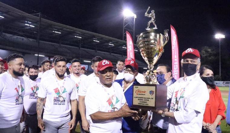 Alfonso Urquiola levanta el trofeo como campeón de la tropa chiricana. Alfonso Urquiola levanta el trofeo como campeón de la tropa chiricana. Foto: Fedebeis