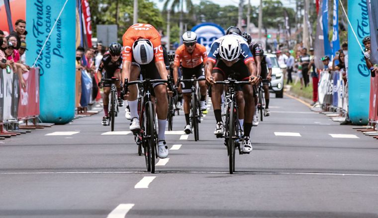 Josué Jiménez (der.) ganó la última etapa con final de fotografía Josué Jiménez (der.) ganó la última etapa con final de fotografía Foto: Fepaci