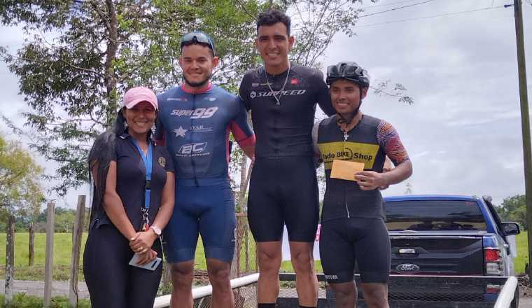 4- Algunos de los ganadores en la rama masculina en la carrera de Alanje. 4- Algunos de los ganadores en la rama masculina en la carrera de Alanje.
