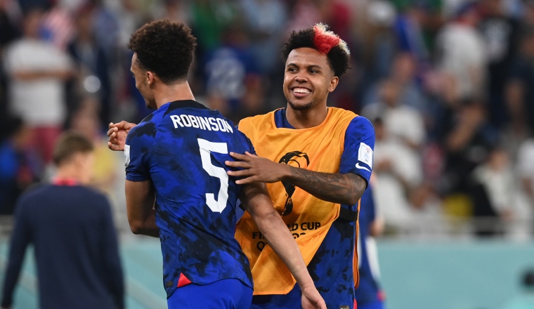 Weston Mckennie (der.) y Antonee Robinson de EE.UU. Weston Mckennie (der.) y Antonee Robinson de EE.UU. Foto:EFE