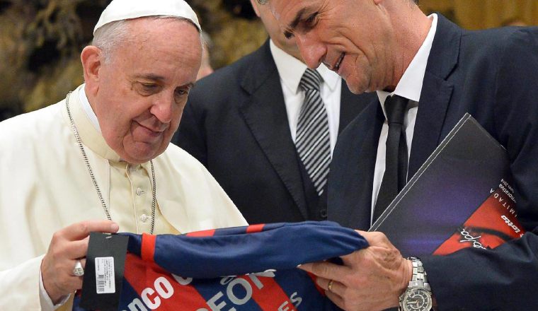 Francisco recibe la camiseta de San Lorenzo. Francisco recibe la camiseta de San Lorenzo. Foto:EFE