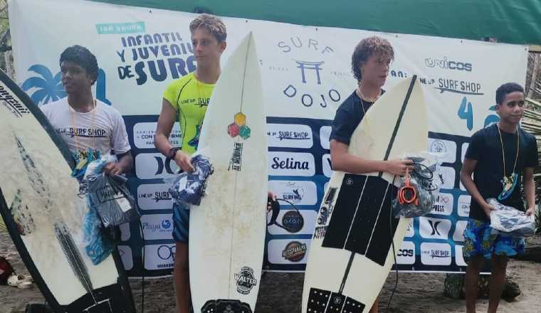 Jóvenes en el torneo de surf. Jóvenes en el torneo de surf. Foto: Cortesía