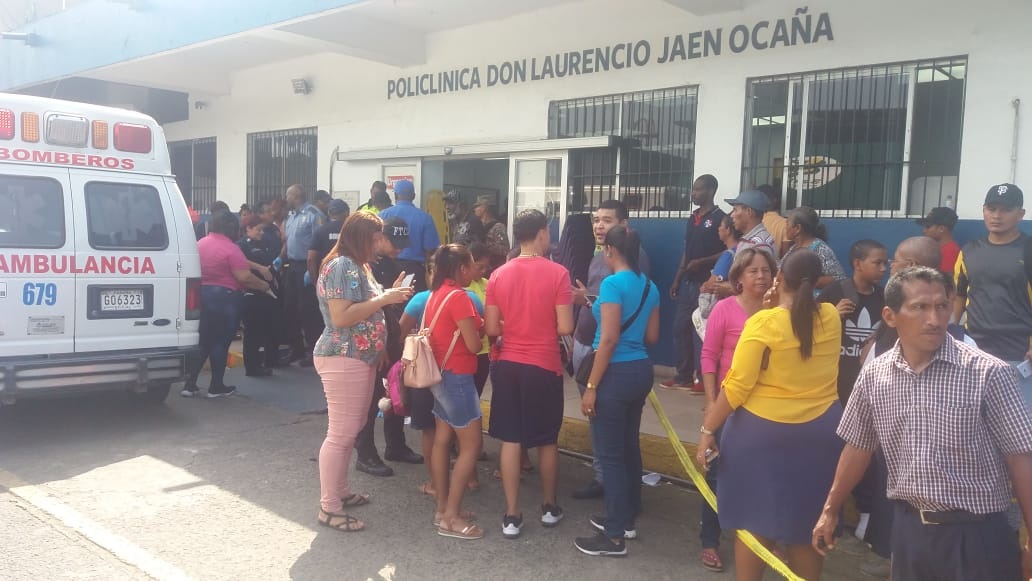 Familiares de las personas que viajaban en el bus de ruta interna llagan al hospital buscando a sus seres queridos. Foto/Diómedes Sánchez Familiares de las personas que viajaban en el bus de ruta interna llagan al hospital buscando a sus seres queridos. Foto/Diómedes Sánchez
