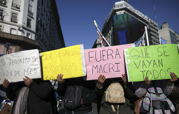 Miles marchan por Buenos Aires contra el plan económico del presidente Macri Rechazan que prioridad sea el pago de la deuda externa. Foto: AP