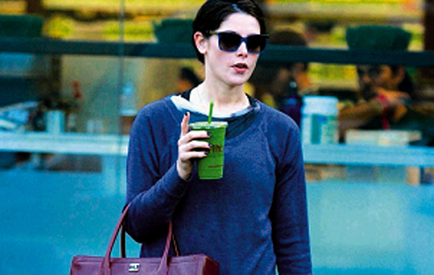 Ashley Greene con batido de espirulina. Foto/Just Jared