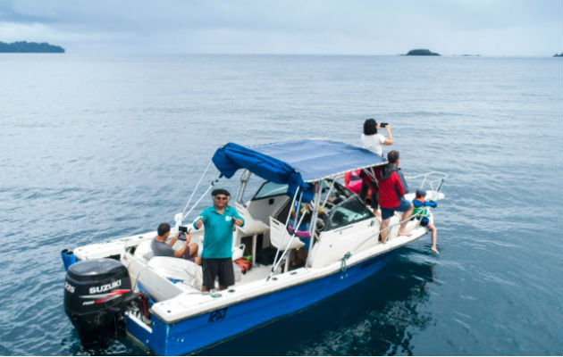 Los botes que llevan a los turistas nacionales o extranjeros no se pueden acercar a las ballenas a menos de 200 metros. Foto/Cortesía de FSA Productions Los botes que llevan a los turistas nacionales o extranjeros no se pueden acercar a las ballenas a menos de 200 metros. Foto/Cortesía de FSA Productions