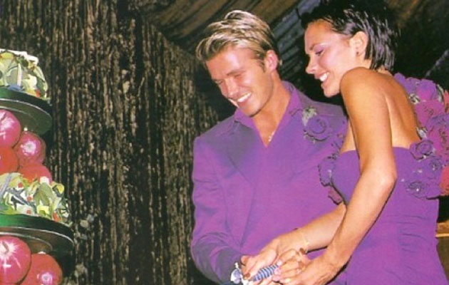 Cortando pastel en su boda con David Beckham, foto subida en cuenta de Instagram de Victoria