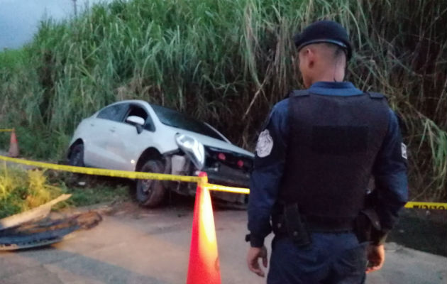 Tres heridos en balacera en vía al puerto pesquero de Vacamonte, Arraiján El auto de los atacantes se estrelló contra un muro. Foto: Eric A. Montenegro.