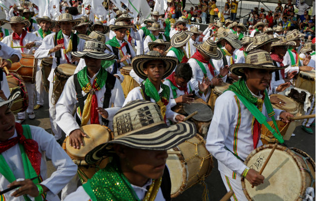 Barranquilleros rinden tributo a la tradición del Carnaval con la Gran Parada Se lucieron con coloridos vestuarios. Foto: EFE.