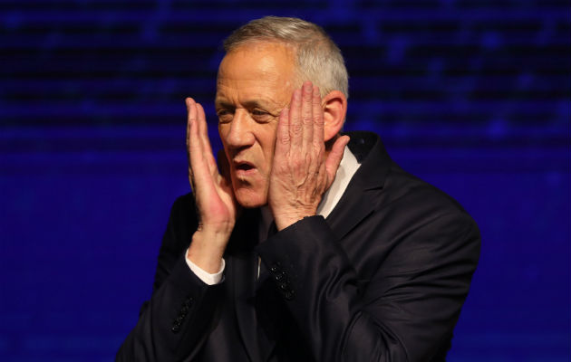 Tanto Gantz como Netanyahu se declaran ganadores en unos comicios muy reñidos Benny Gantz, exjefe de personal del ejército israelí y candidato a primer ministro durante un mitin con partidarios en Tel Aviv. Foto: EFE.