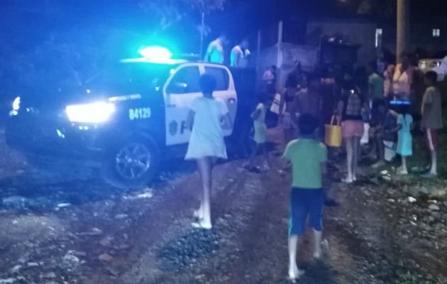 En vehículos policiales llevan agua potable a moradores de Bique en Arraiján La Policía Nacional realizó el transporte de agua en tanques. Foto: Eric A. Montenegro.