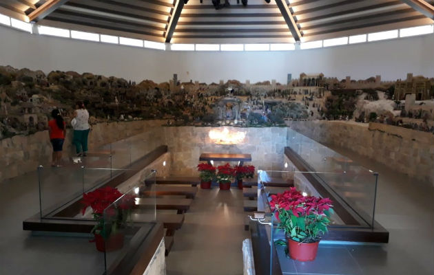 Chiriquí cuenta con la capilla de la Natividad en la comunidad de Alto de Boquete La capilla por dentro es admirada por visitantes. Foto: José Vásquez.